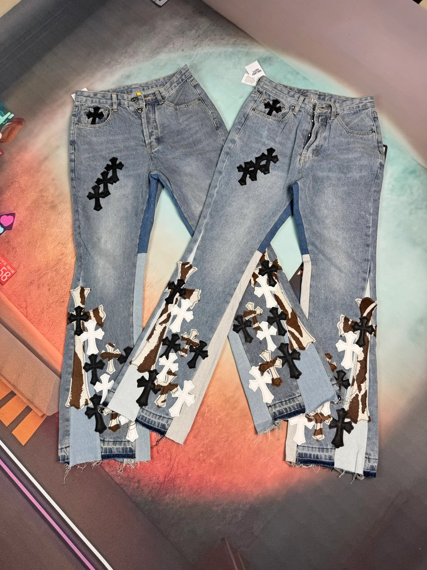 🅿️310 🔘Model number-KL103 🔘𝐂𝐡𝐫𝐨𝐦𝐞 𝐇𝐞𝐚𝐫𝐭 joint name 𝐆𝐀𝐋𝐋𝐄𝐑𝐘 𝐃𝐄𝐏𝐓. 🔘Cro Heart CH Heavy Industry Horsehair Spliced Flared Leather Jeans* 7*7 tannin 13.5 ammonia blue cow fabric, spliced with different colors of distressed denim, complete set of tannin washing processes such as stone grinding, desizing, malaysian, hand rubbing, hanging grinding, fermentation washing, full spray, cat suede, etc. The genuine leather cross is made of natural horse hair and first-layer sheepskin. Because of the natural color of horse hair, different parts of the fur have different shades, and each pair is different, which is different from the imitation leather on the market. Each pair is the same; because the trousers are custom-made cross genuine leather trousers, they need to be disassembled many times, which is troublesome to sew and the shipment is very slow. Size: S M L XL (28.30.32.34) Color: Blue